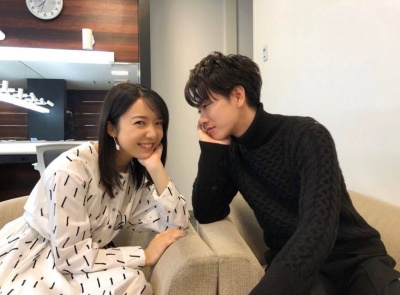 【たけもね】佐藤健と上白石萌音の距離感が近い画像(グッとラック)