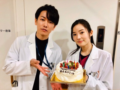 【たけもね】佐藤健と上白石萌音の距離感が近い画像(共演者との比較)