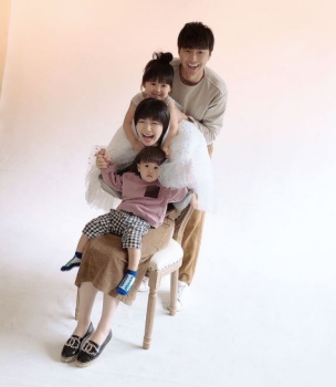 愛ちゃんと旦那・江宏傑と子供の画像