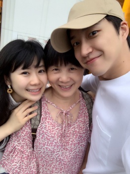 愛ちゃんと義理母と旦那・江宏傑の画像