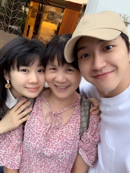 愛ちゃんと義理母と旦那・江宏傑の画像