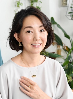 カルマの育ての母親はとよた真帆!画像
