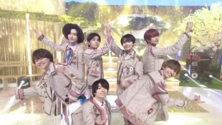 長尾謙杜がデザインしたピンクツイードの衣装